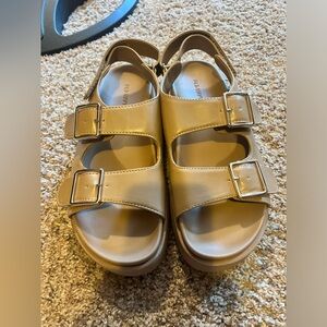 New without tags womens old navy sandals 91/2